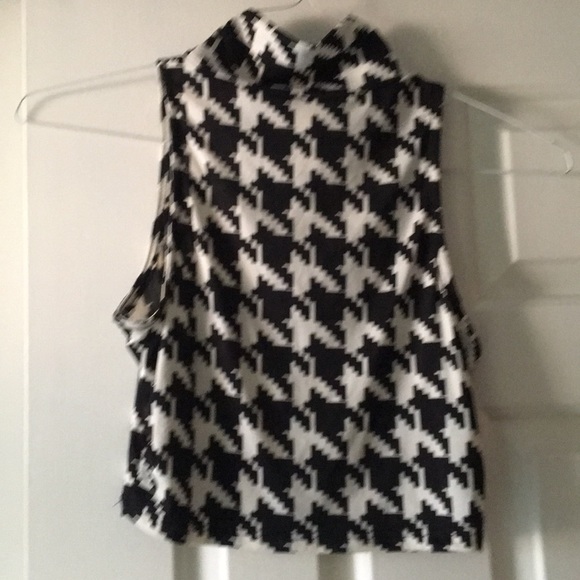Topia houndstooth. Mock neck sleeveless crop top - Picture 3 of 3